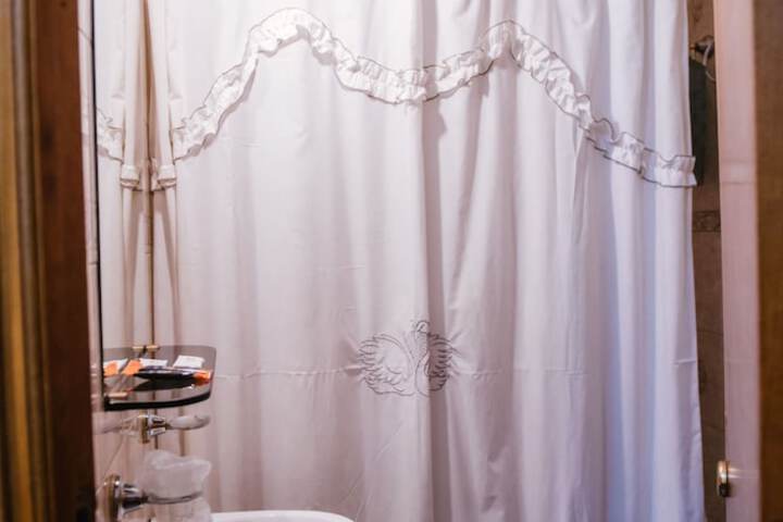 Room 33 of 46