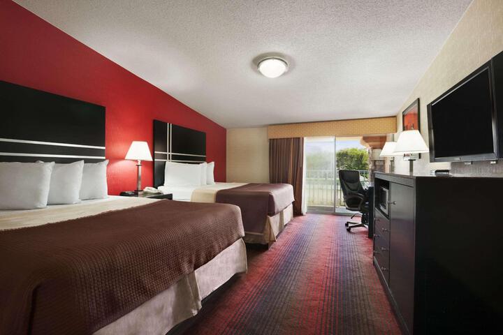2 Queen Beds (6 of 7)