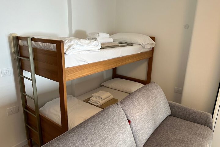 Room 8 of 25