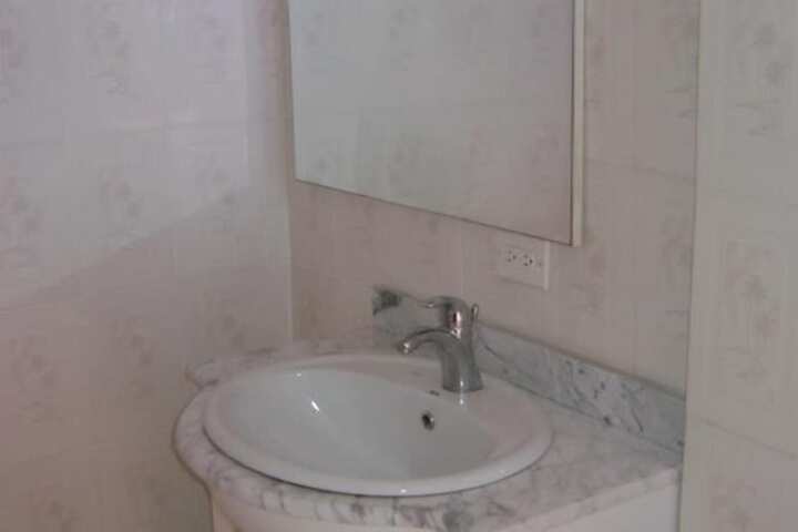 Room 7 of 8