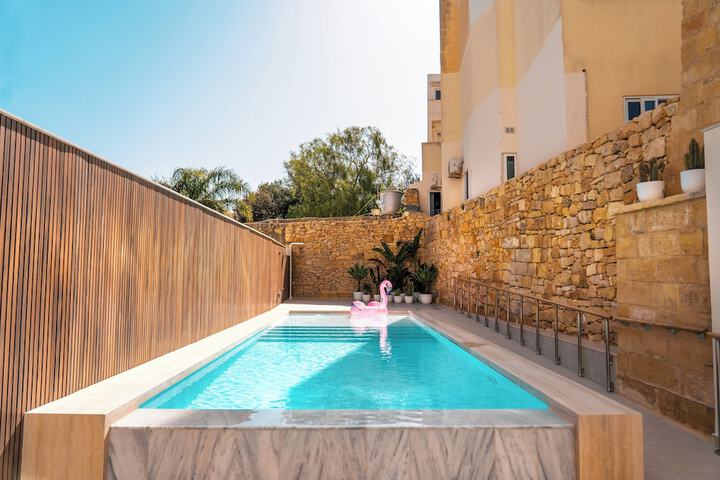 Exterior of Spinola Stays