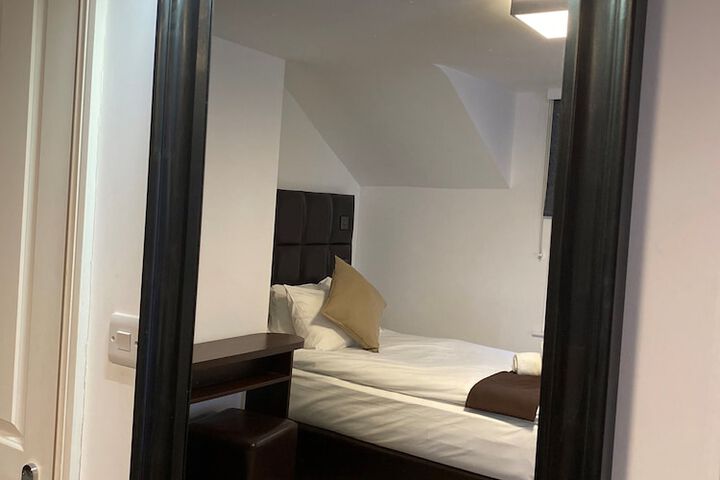 Room 9 of 34