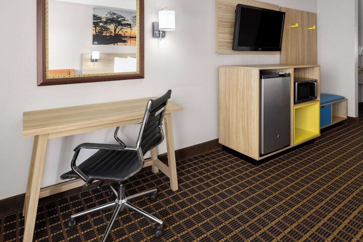 Room 10 of 33