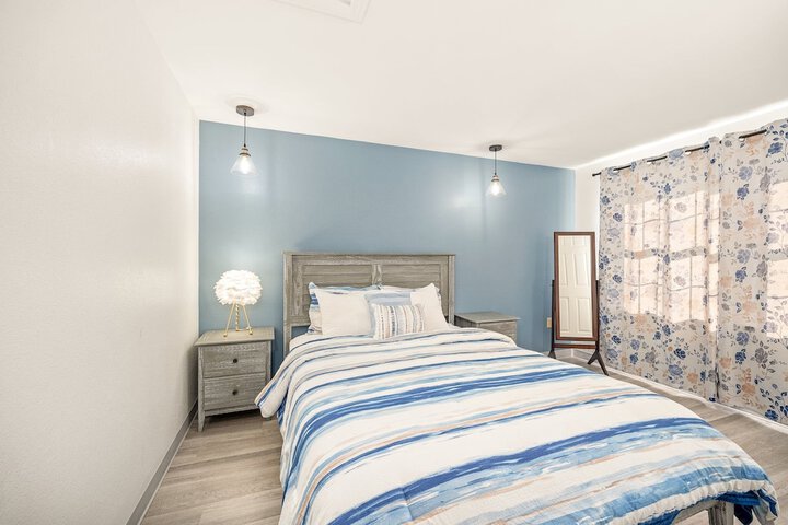 1 Queen Bed (11 of 13)