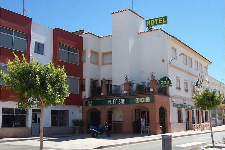 El Faisan C & R Hotel