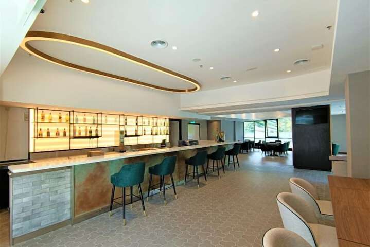 Lounge 20 of 27