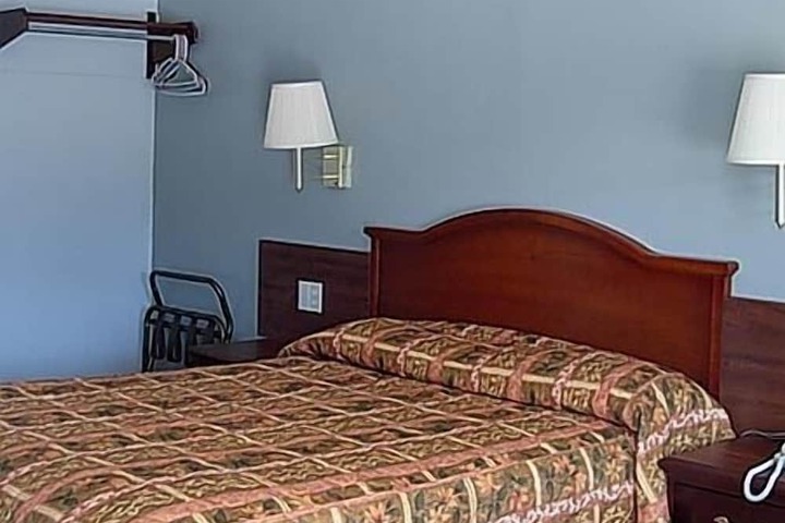 1 Queen Bed (3 of 4)