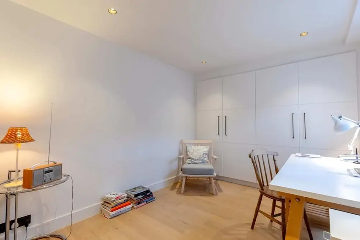 Room 6 of 17
