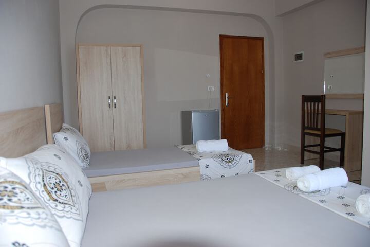 Room 5 of 152