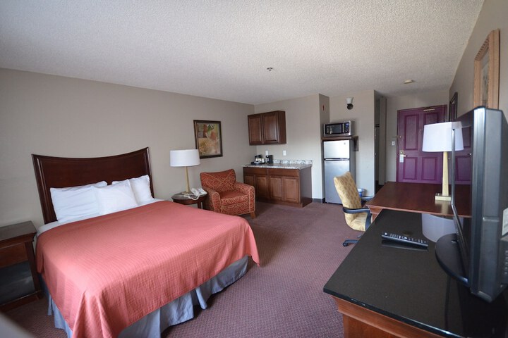 Suite Queen Bed Kitchen (10 of 22)