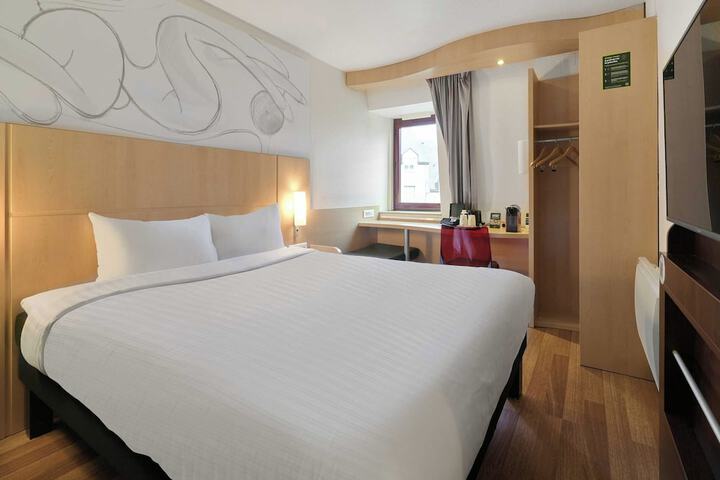 Room 13 of 36