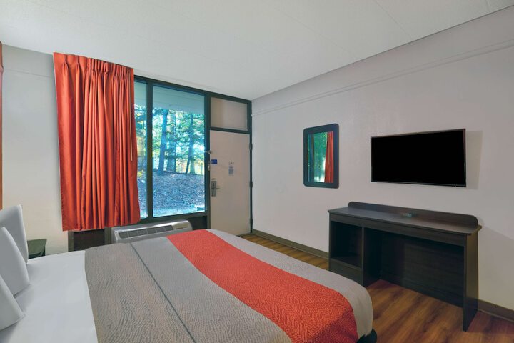 1 King Bed (4 of 17)