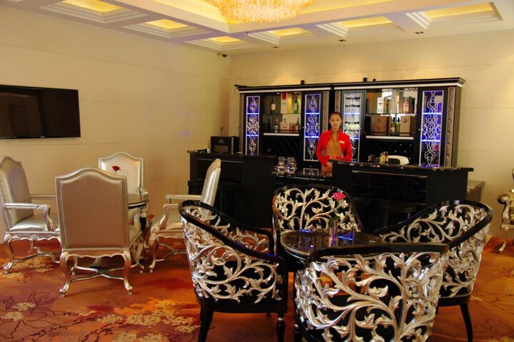 Lounge 51 of 65