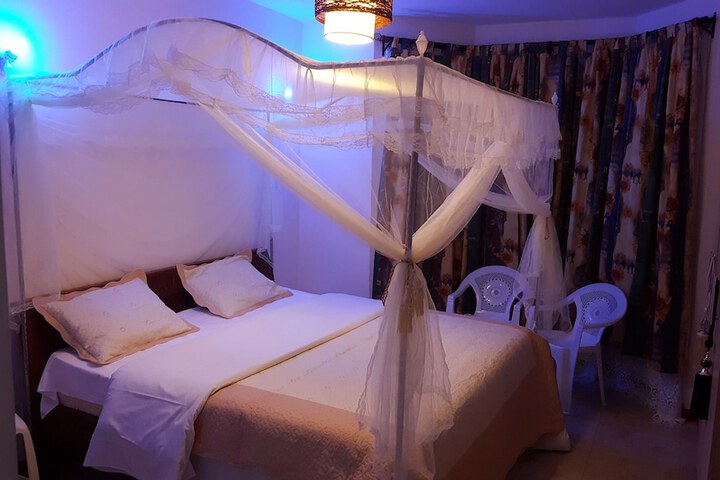Room 8 of 9