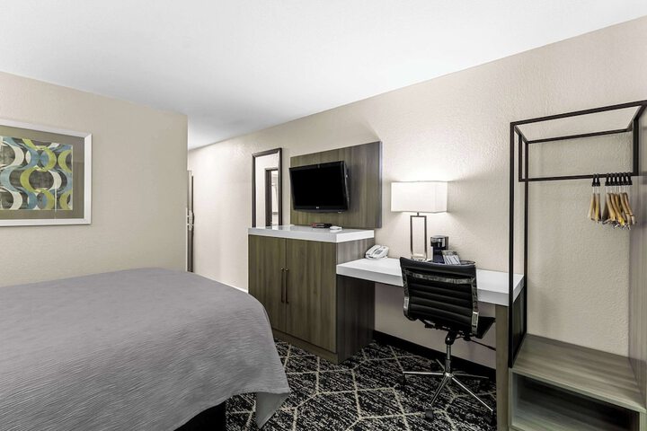 1 Queen Bed (4 of 11)