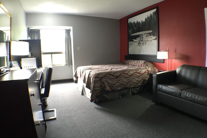 Room 4 of 25