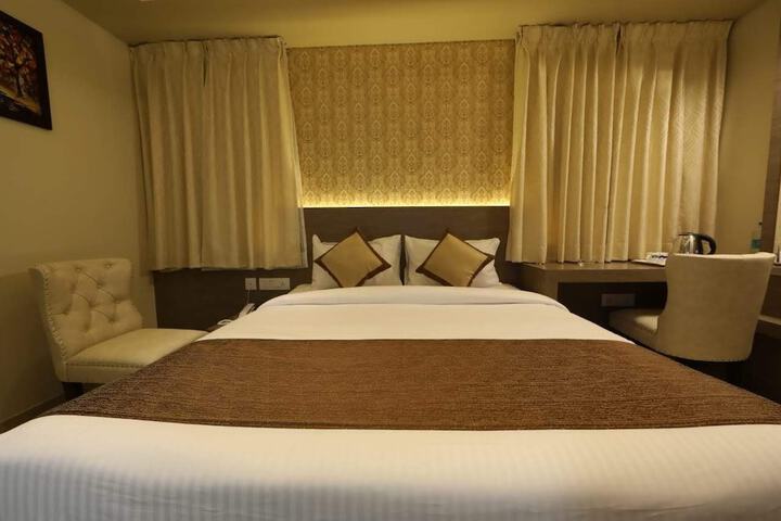 Room 4 of 5