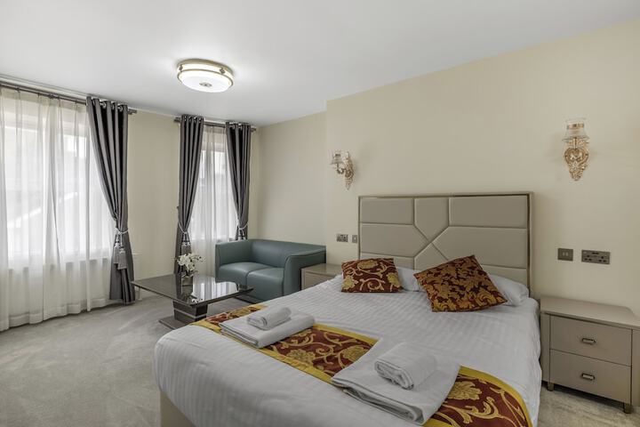 Room 8 of 90