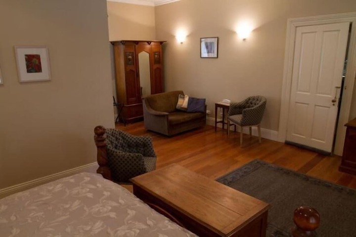 Room 6 of 17