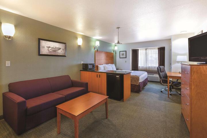 1 Queen Bed (4 of 7)