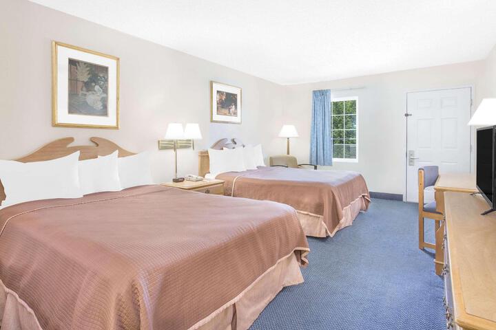 2 Queen Beds (12 of 15)