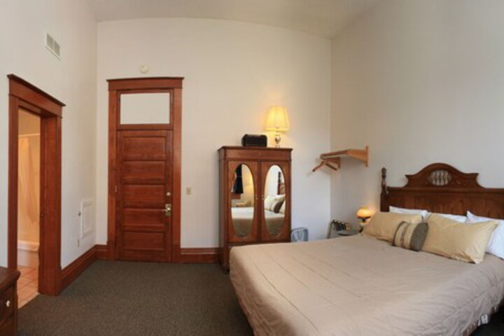 Room 3 of 82