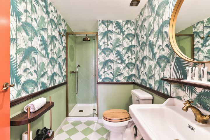 Room 32 of 70