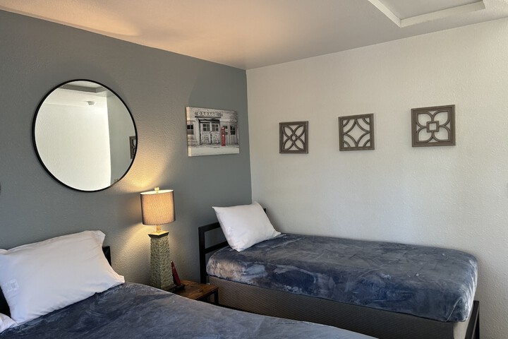 1 Queen Bed (35 of 103)