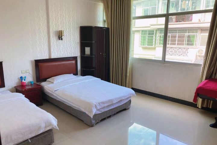 Shicheng Yinlong Business Hotel
