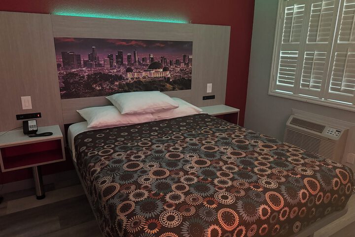 1 Queen Bed (30 of 44)
