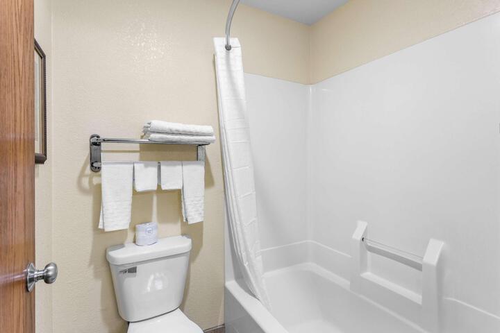 2 Queen Beds Microwave and Refrigerator 32 Inch LCD Television High Speed Internet Full Breakfast (1 of 7)