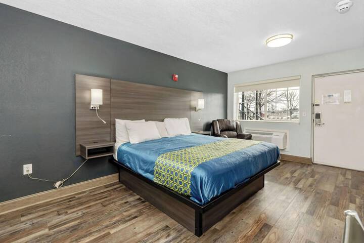 1 Queen Bed (15 of 31)