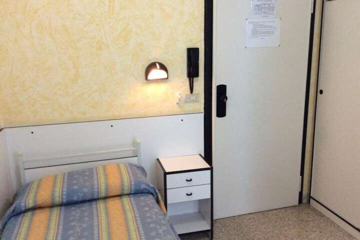 Room 16 of 34