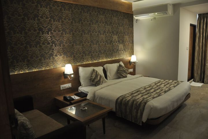 Room 4 of 16