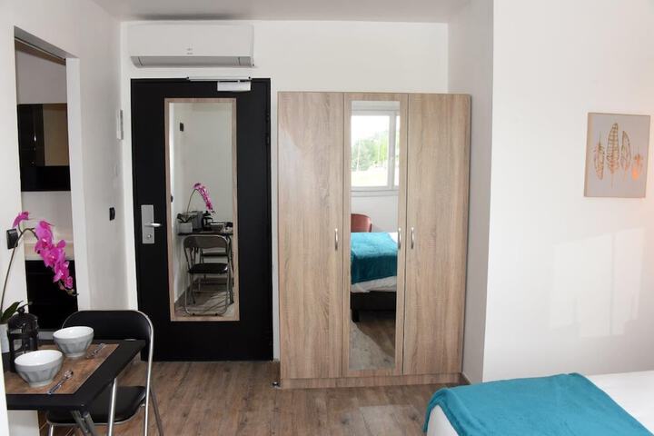 Room 4 of 7