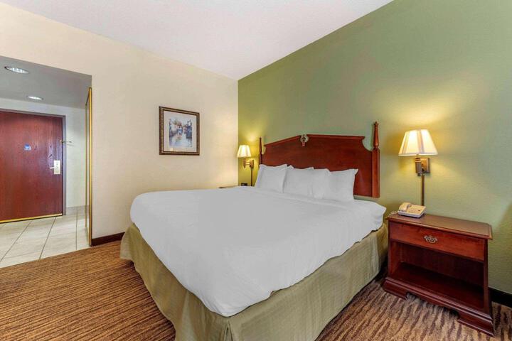 1 King Bed (5 of 18)
