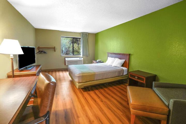 1 Queen Bed (1 of 5)