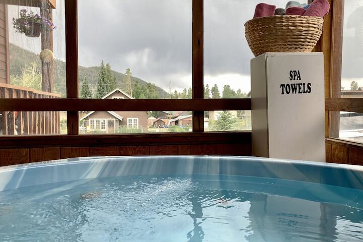 Indoor spa tub