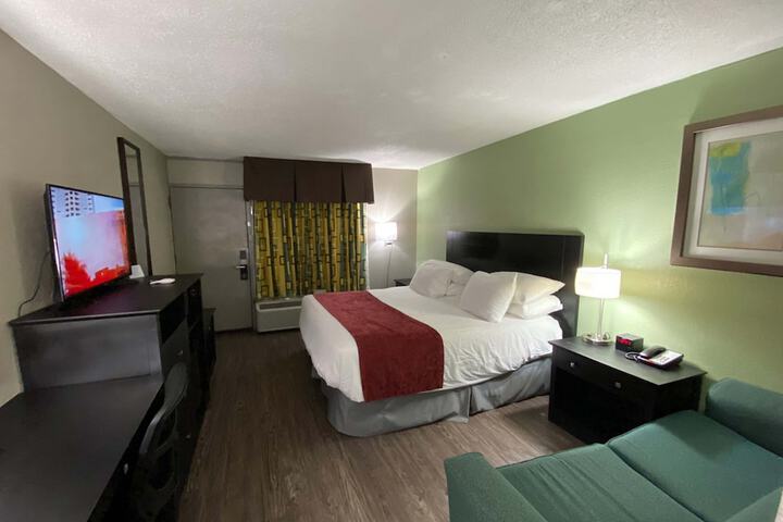 1 King Bed Work Desk Work Space Table and Chairs Microwave and Refrigerator, Coffee and Tea Maker Full Breakfast (24 of 40)