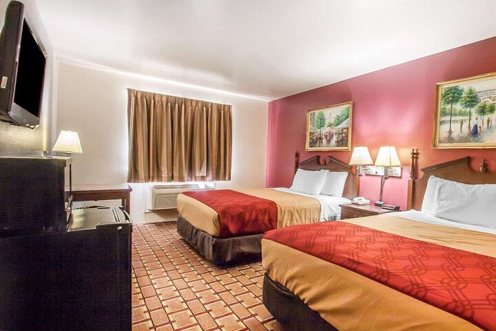 1 Queen Bed (1 of 11)
