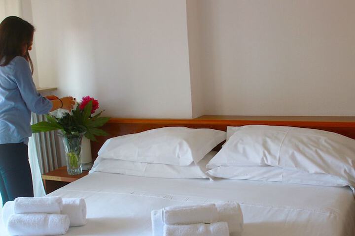 Room 6 of 24