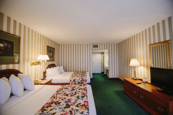 2 Queen Beds (11 of 12)