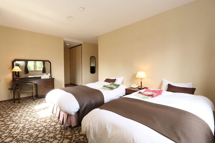 Room 4 of 27