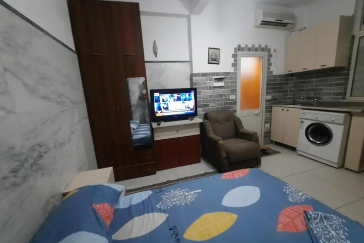 Room 6 of 10