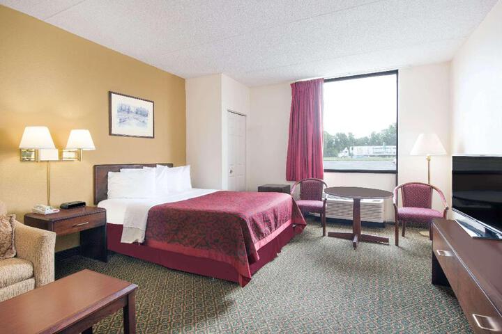 1 King Bed (5 of 7)
