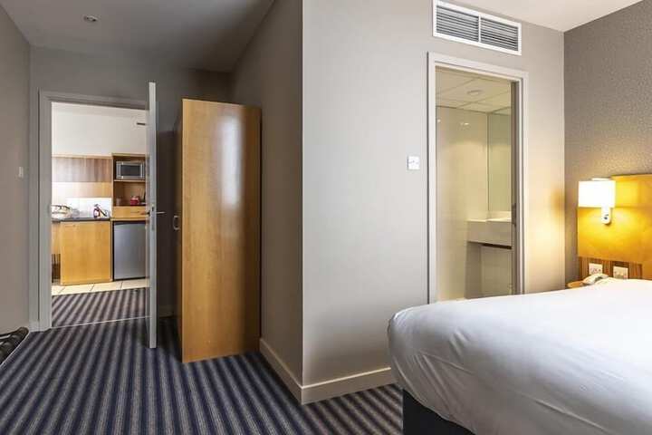 Room 11 of 32
