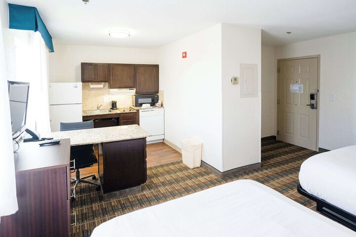 1 Queen Bed Suite (8 of 36)