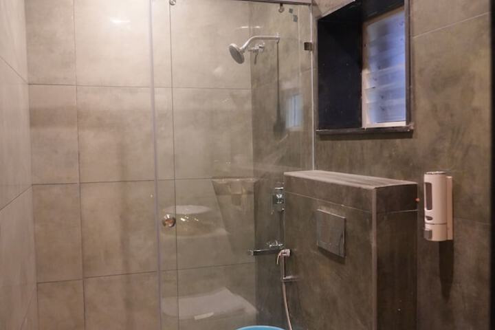 Room 16 of 28