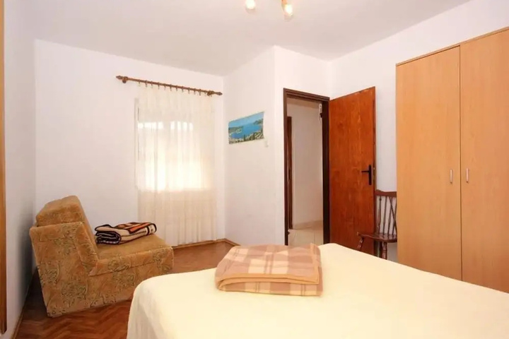 Room 5 of 18