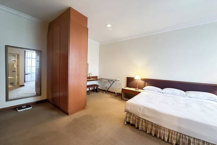 Room 4 of 61
